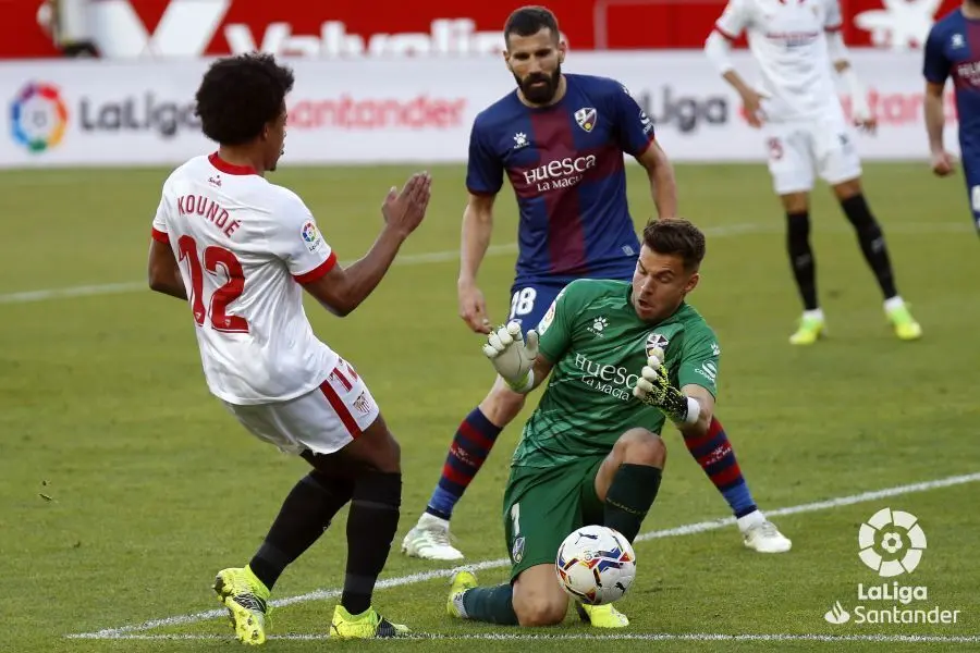 &Aacute;lvaro sac&oacute; muy buenas manos ante el Sevilla en la &uacute;ltima temporada que estuvo el Huesca en Primera Divisi&oacute;n. | Foto: LaLiga
