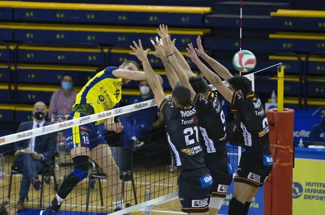 Volver a construir el muro turolense. | Foto: CV Guaguas