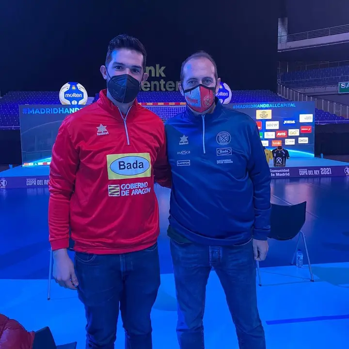 Arguillas, capit&aacute;n del Bada Huesca, y el entrenador Nolasco en el sorteo de la Copa del Rey celebrado en Madrid. Foto: Cedida