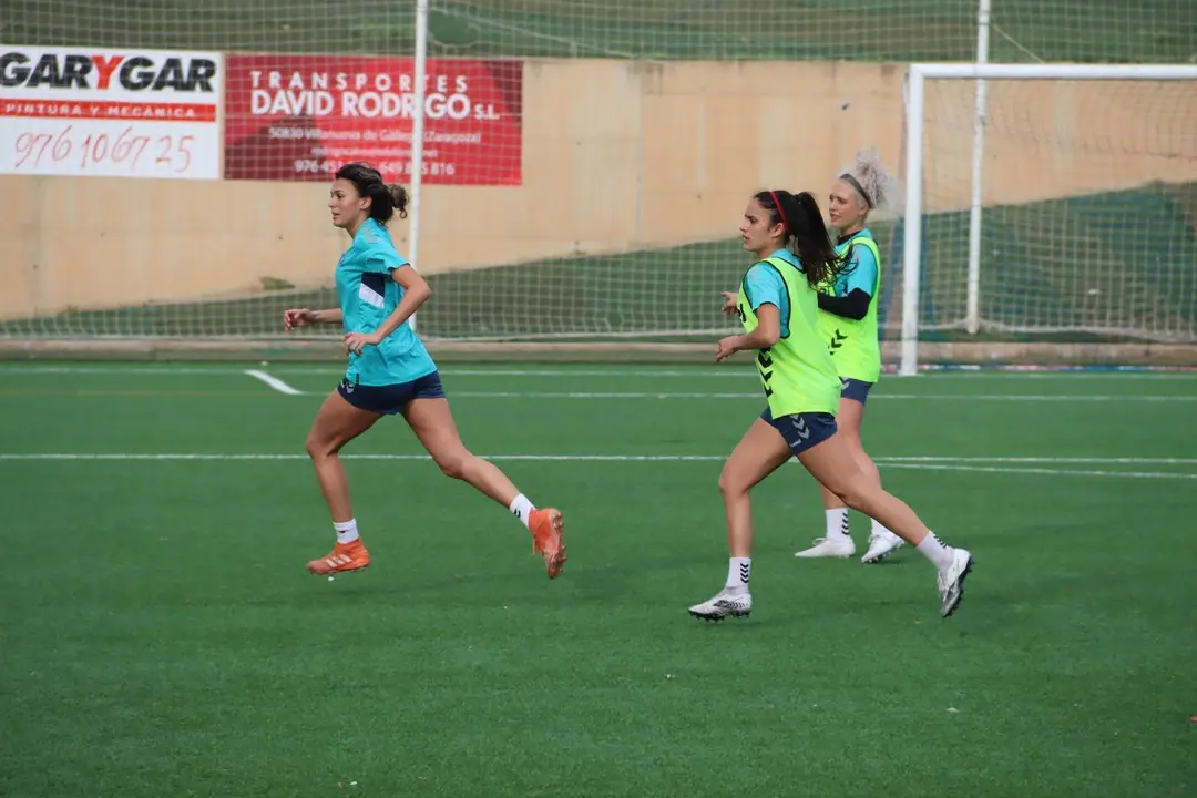 Las jugadoras del Zaragoza CFF preparan el partido ante el Bar&ccedil;a B. Foto: Zaragoza CFF