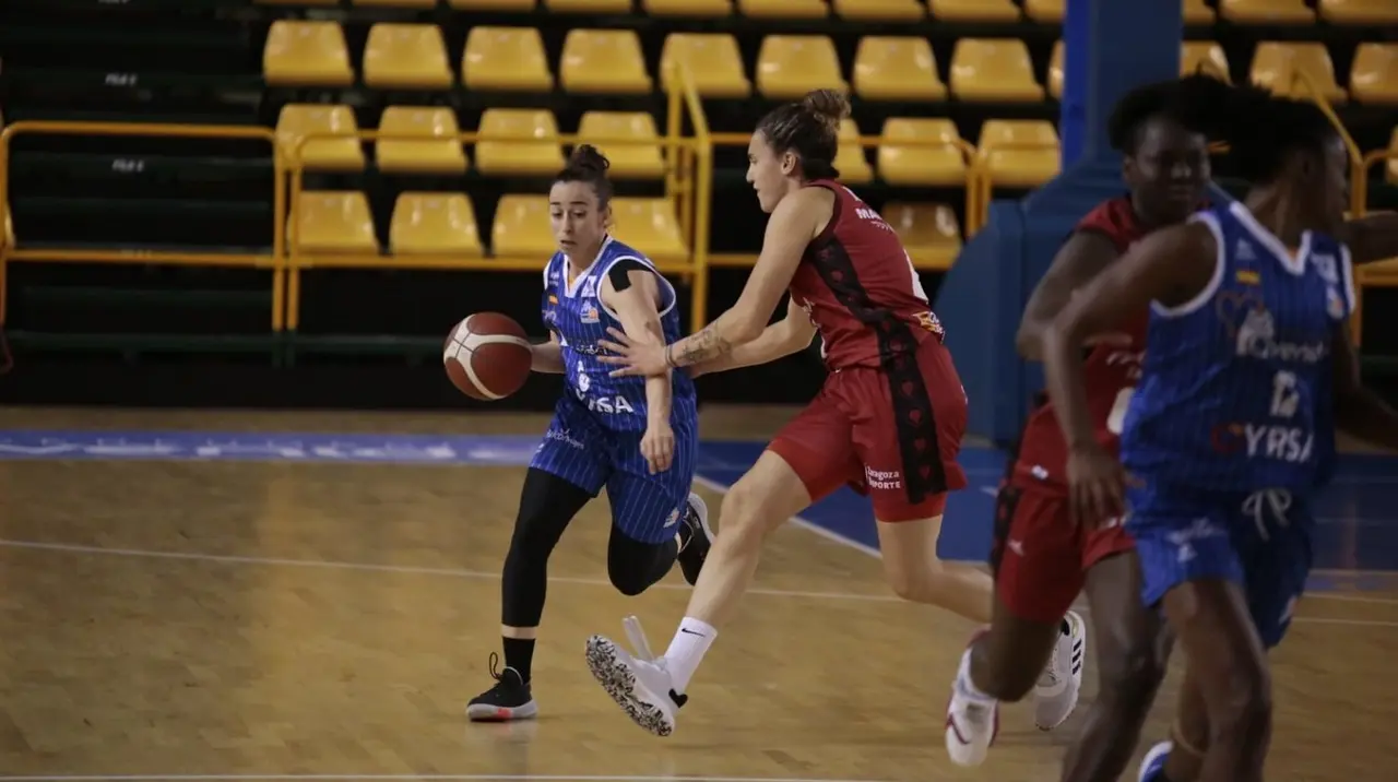Laura Nicholls, en el partido de ida, en defensa. Foto: &Aacute;lex L&oacute;pez/FEB