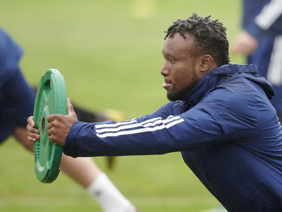 James Igbekeme realizando ejercicios de calentamiento en la Ciudad Deportiva. Foto: Real Zaragoza
