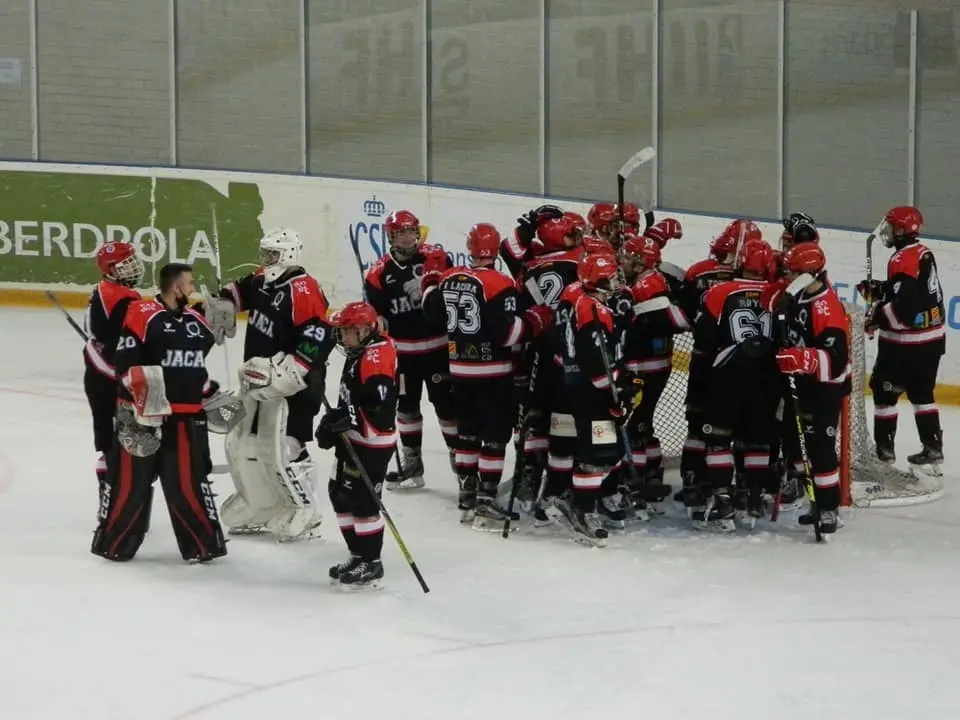 El equipo celebra la importante victoria que certifica el pase a las semifinales | Foto: Facebook Club Hielo Jaca