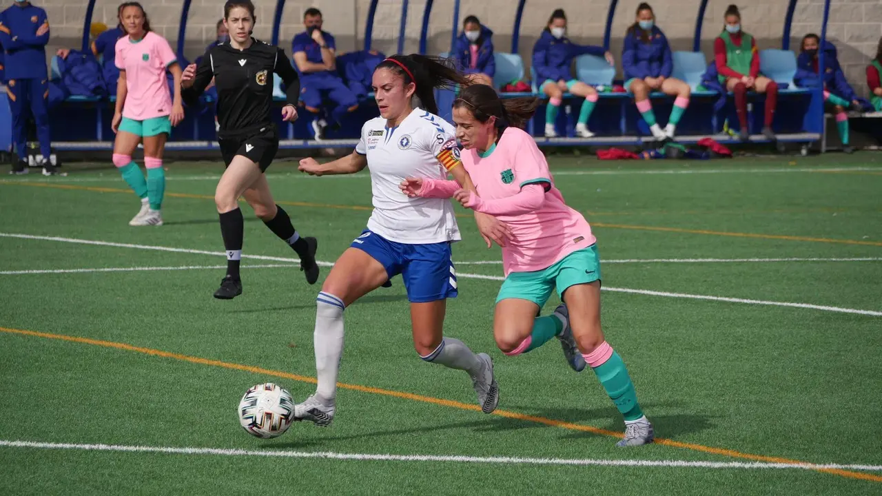 Laura Mart&iacute;nez se escapa con el bal&oacute;n ante una jugadora del Bar&ccedil;a B. Foto: Zaragoza CFF