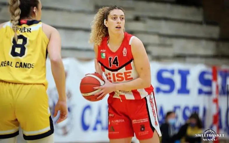 Yaiza L&aacute;zaro, en un choque con el Ingenia Solar Energy. Foto: CB Almer&iacute;a