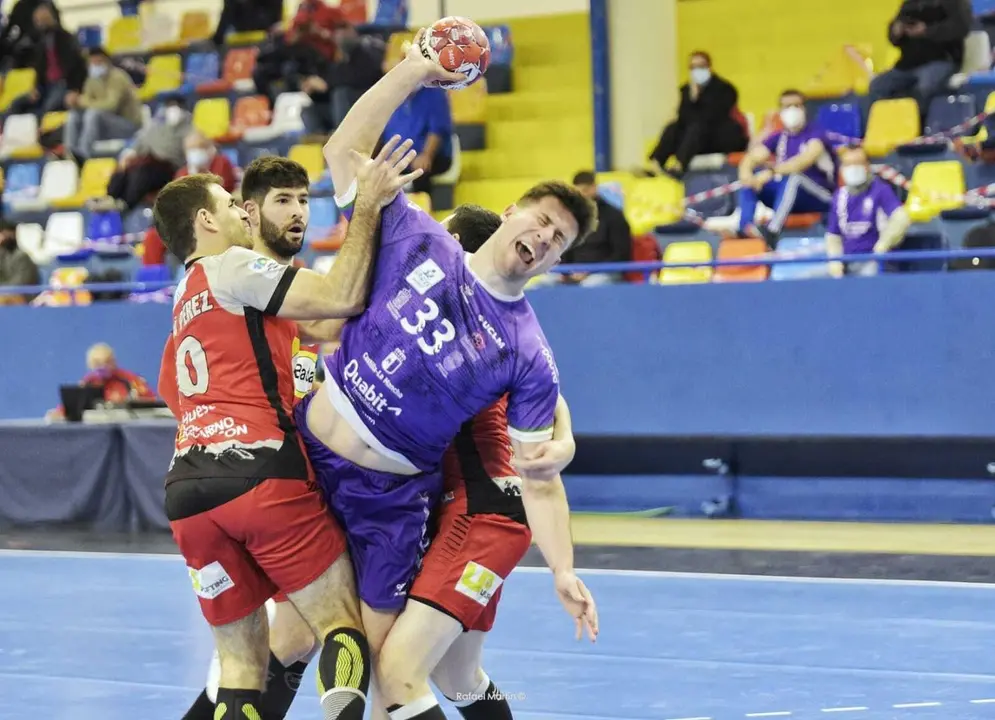 Adri&agrave; P&eacute;rez, en primer plano de perfil, firm&oacute; la victoria del Bada en Guadalajara con una contra en la &uacute;ltima jugada. Foto: Rafael Mart&iacute;n 