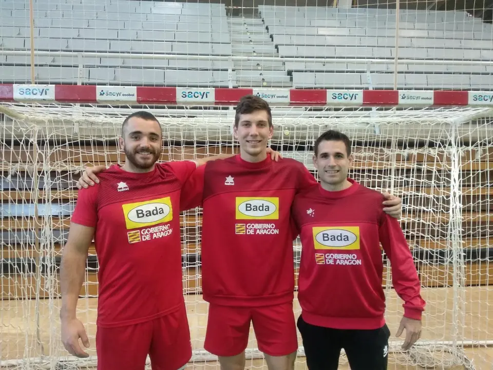 De izquierda a derecha Asier Nieto, Gucek y Adri&agrave; P&eacute;rez, esta tardes,  antes de iniciar el entreno. Foto: Sportaragon