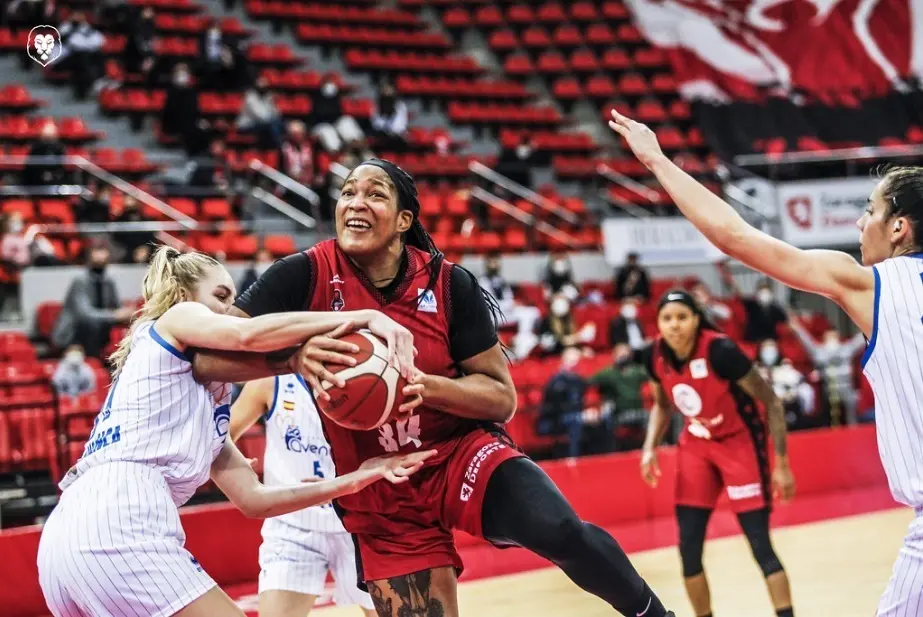 Markeisha Gatling defiende con fuerza un bal&oacute;n ante Avenida. Foto: Esther Casas/Casademont Zaragoza
