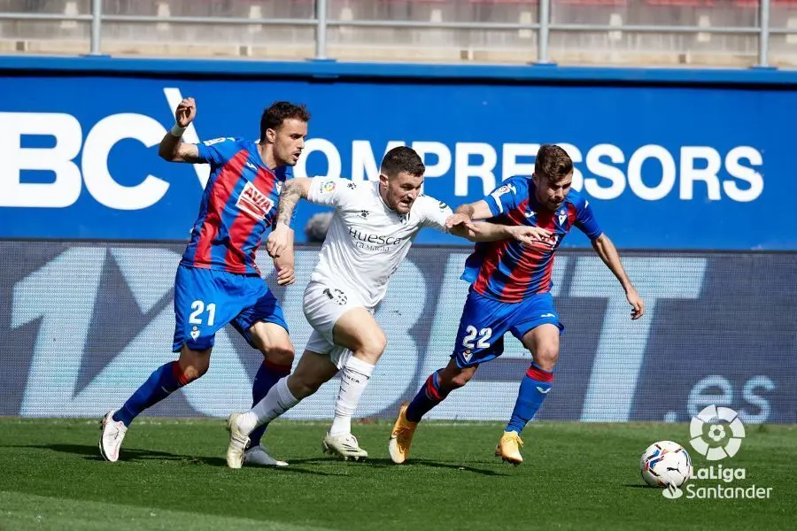 Gal&aacute;n lucha en el Ipur&uacute;a. | Foto: LaLiga