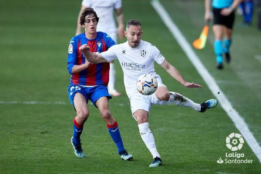 Ferreiro despeja el bal&oacute;n ante el acoso de Brian Gil. | Foto: LaLiga