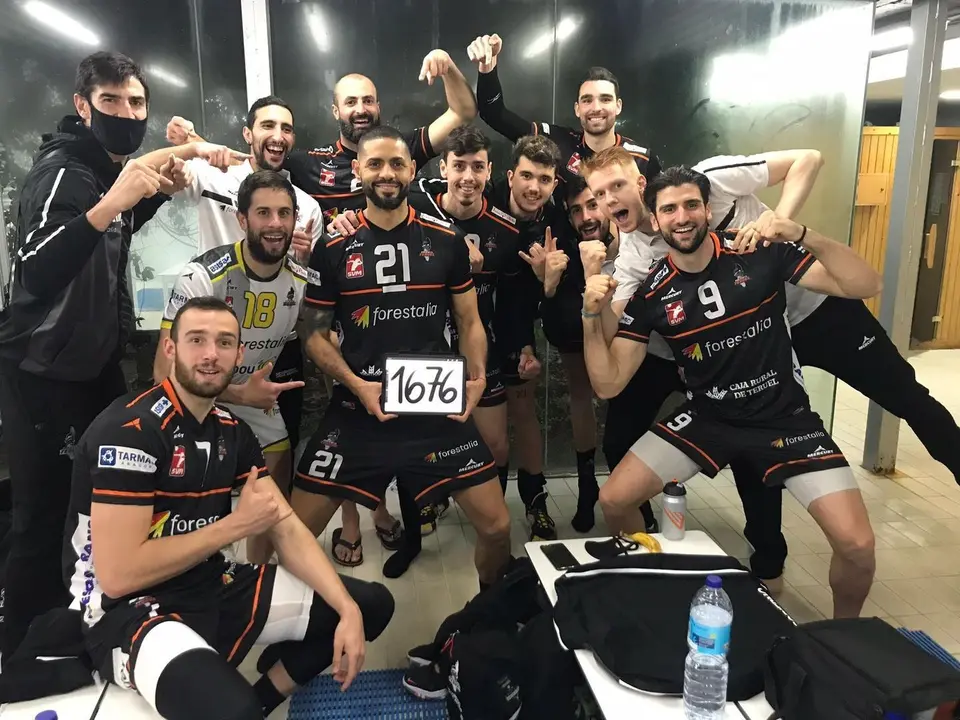El equipo celebrando la victoria y el r&eacute;cord de Thomas. | Foto: CV Teruel