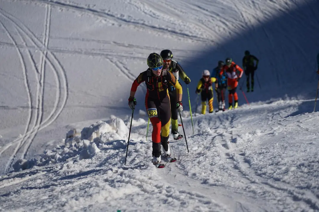 Esquiadores en pleno esfuerzo durante la 39 edici&oacute;n de la Travesia organizada por el CM Pirineos. Foto: Alejandro Pe&ntilde;a