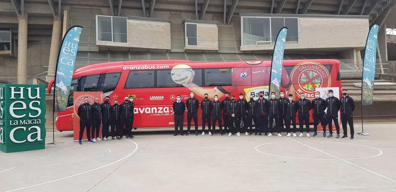 Plantilla y cuerpo t&eacute;cnico del Bada Huesca, en la imagen, durante la presentaci&oacute;n de la final a ocho de la Copa del Rey. Foto: BM Huesca