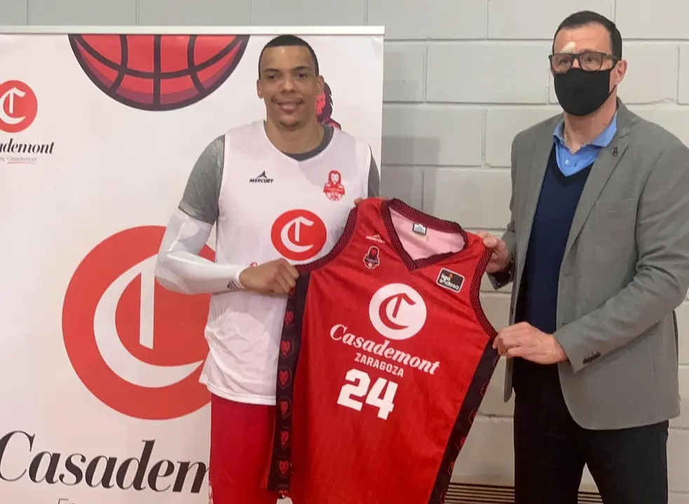 Wiley, junto a Cargol. Foto: Casademont Zaragoza
