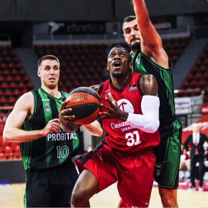 Dylan Ennis encara el aro. Foto: Ester Casas/Casademont Zaragoza