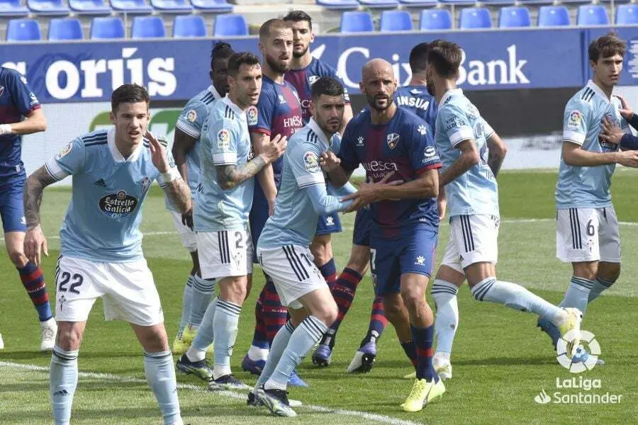Mikel Rico en la lucha por un bal&oacute;n parado. | Foto: LaLiga
