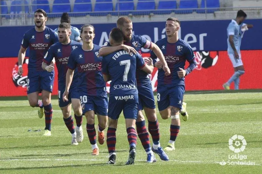 Pulido abraza a Ferreiro. | Foto: LaLiga
