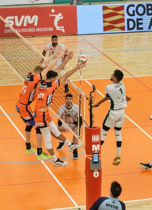 Los turolenses blocan un bal&oacute;n del Almer&iacute;a. | Foto: CV Teruel