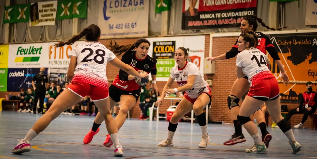 Lila Lacazzette, en una acci&oacute;n defensiva. Foto: LOIZAGA CONST. CASTRO-URDIALES