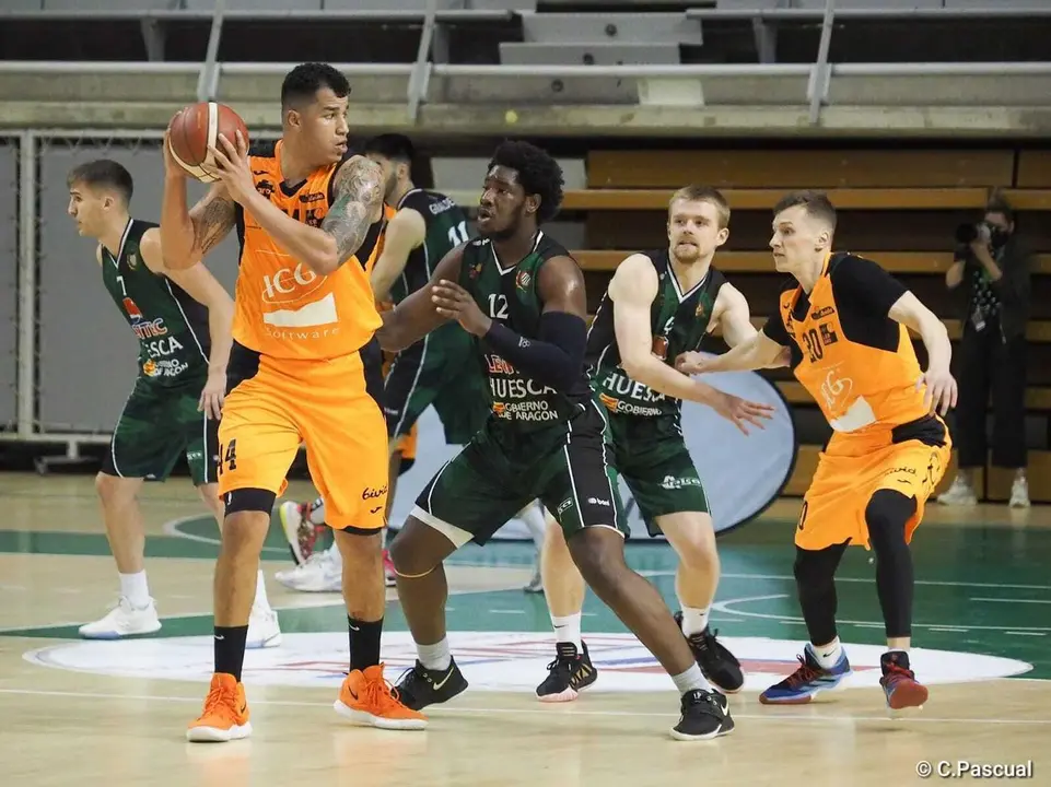 Will Butler ha sufrido mucho en su defensa a Buchanan. Foto: C. Pascual