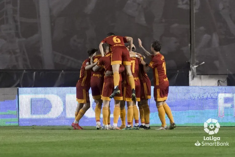 Los jugadores del Real Zaragoza celebran un gol en Vallecas. Foto: LaLiga SmartBank