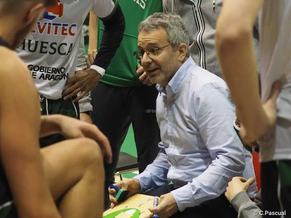 &Oacute;scar Lata da instrucciones en un tiempo muerto. Foto: C. Pascual
