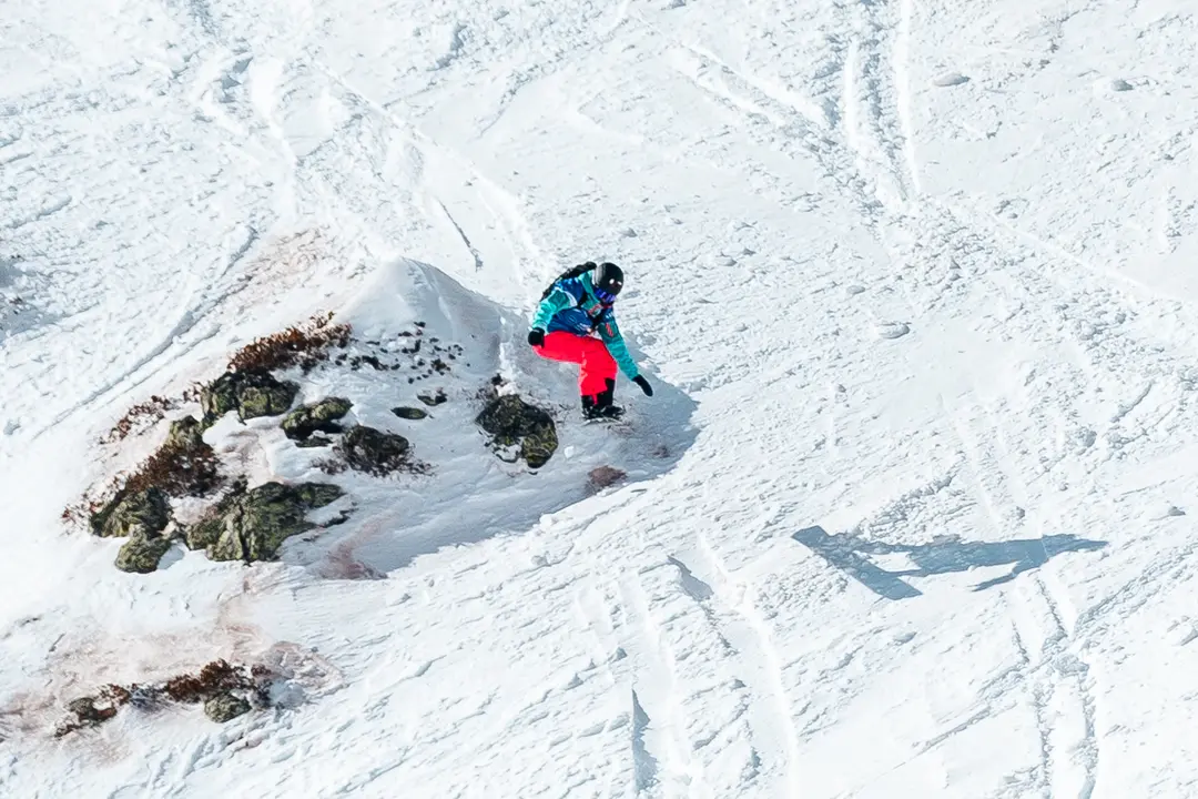 N&uacute;ria Cast&aacute;n, en un salto durante el descenso de la l&iacute;nea que eligi&oacute; en Austria. Foto: Albert Geli
