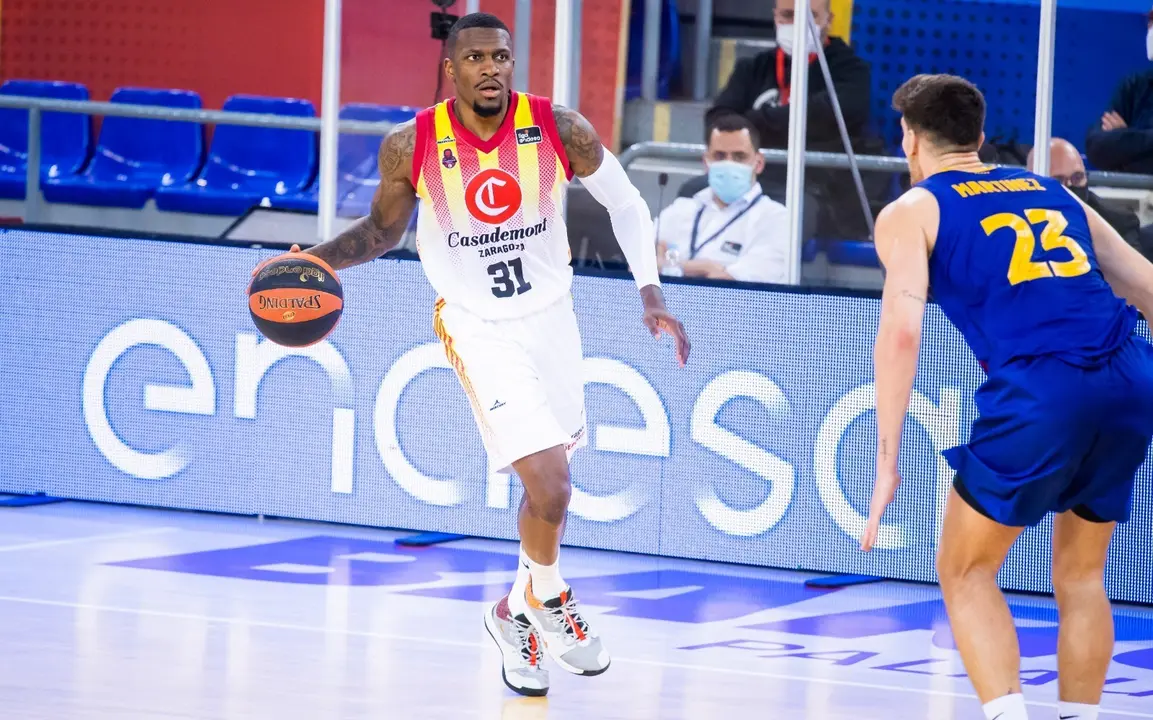 Dylan Ennis conduce el bal&oacute;n. Foto: FCB