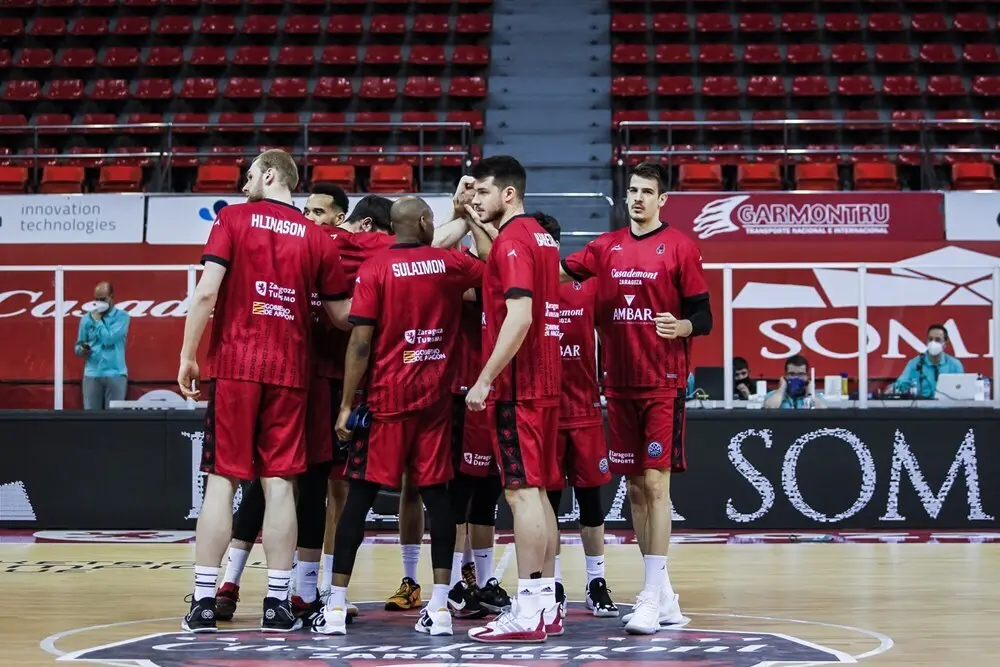 El equipo se conjura antes del partido contra Bamberg. Foto: Esther Casas/BCL
