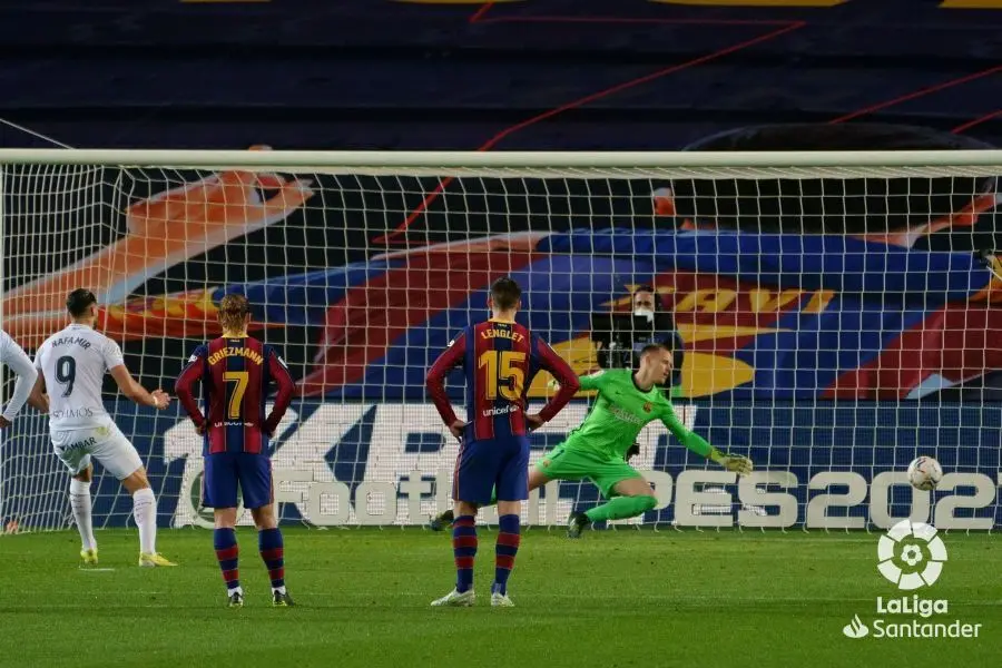Mir, en el penalti que transform&oacute; en gol. Foto: La Liga