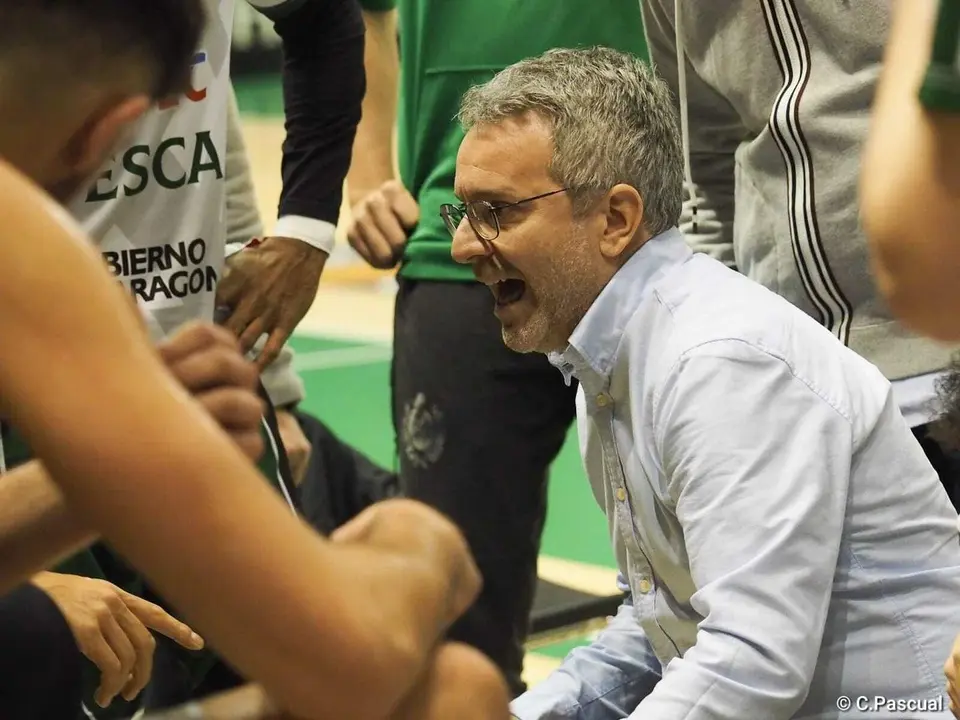 &Oacute;scar Lata da instrucciones ante L&eacute;rida. Foto: C. Pascual