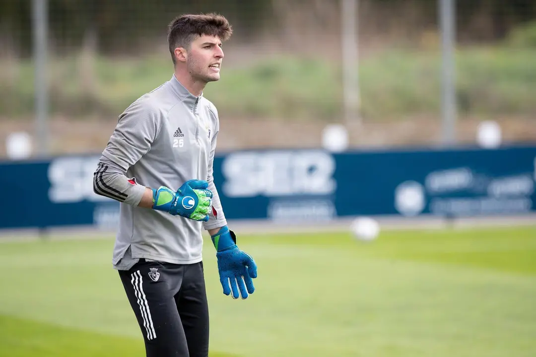 Juan P&eacute;rez entrenando con el equipo. | Foto: CA Osasuna