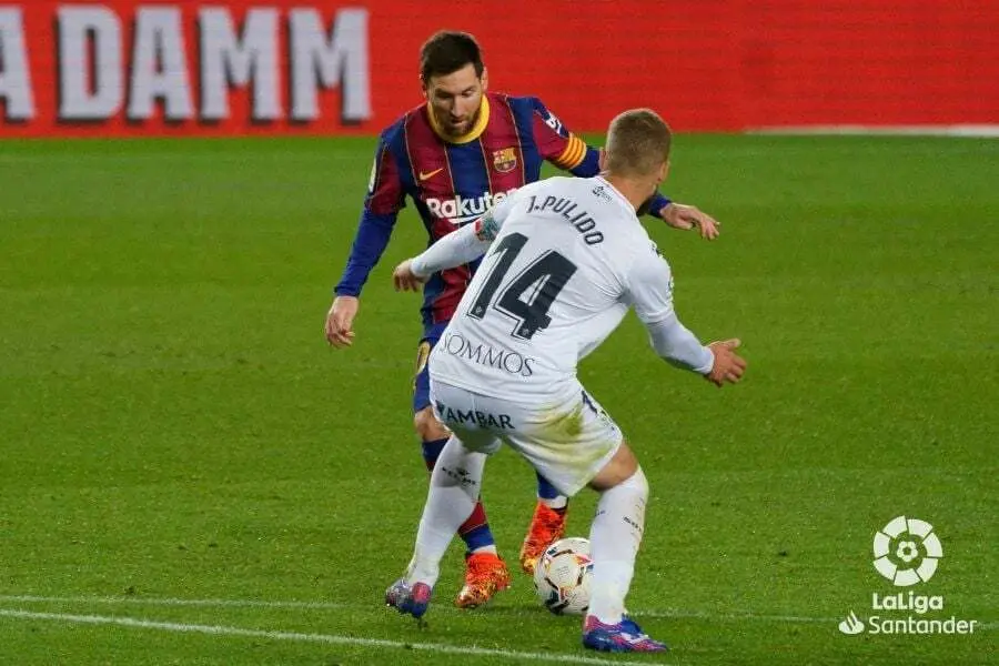 Jorge Pulido frente a Messi. | Foto: LaLiga