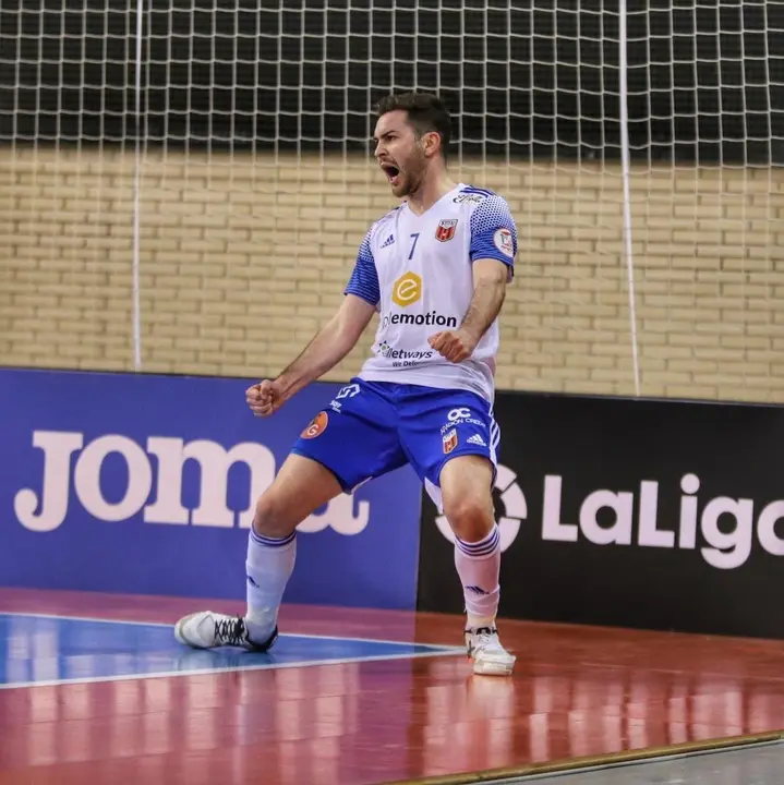 Javi Alonso celebra uno de los goles. Foto: Pedro Luis Serrano
