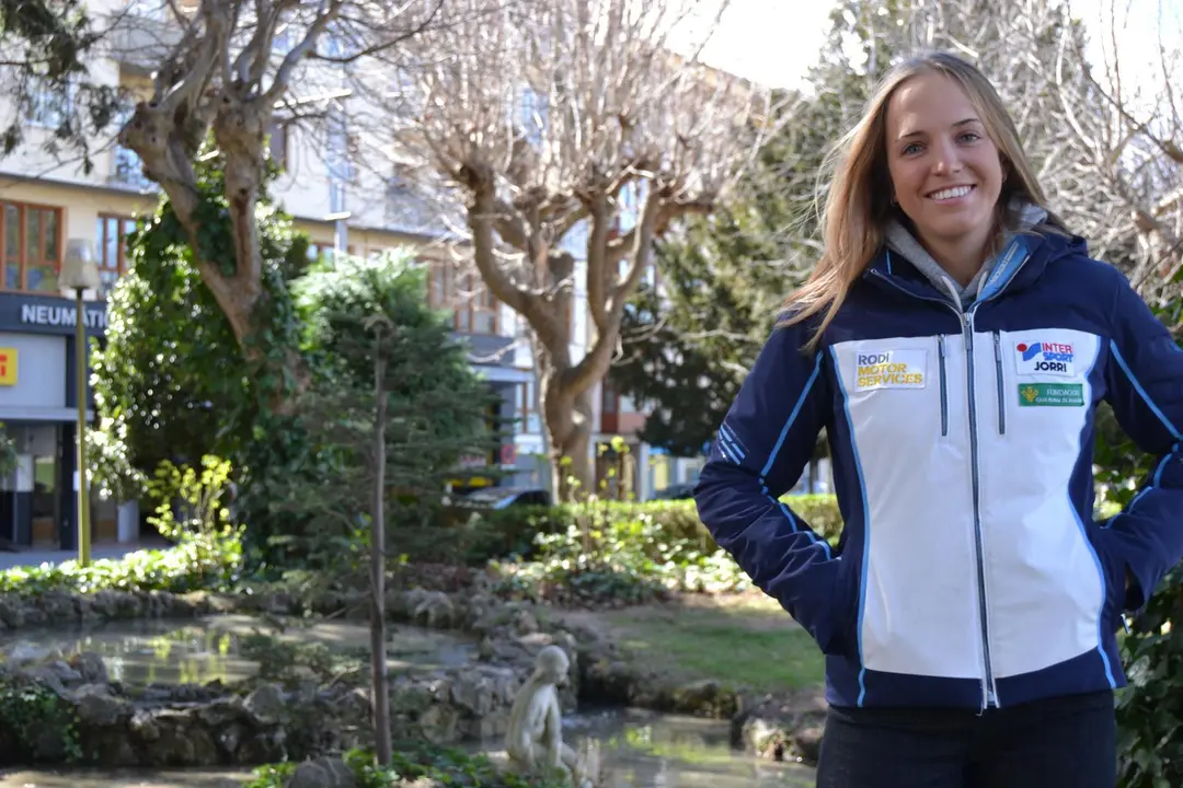 Celia Abad, en la plaza Medio Pa&ntilde;uelo de Jaca. Foto: Sportaragon