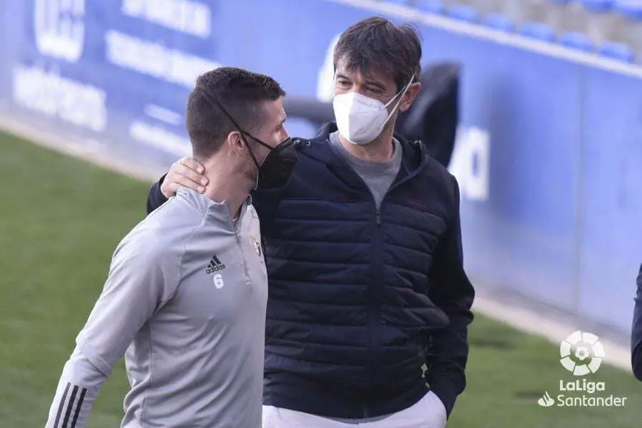 Pacheta, antes de iniciar el encuentro contra Osasuna en El Alcoraz y que ha dejado un punto al Huesca. Foto: LaLiga