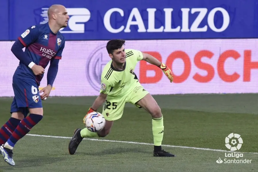 Sandro junto al portero de Osasuna natural de Almud&eacute;var Juan P&eacute;rez. Foto: LaLiga