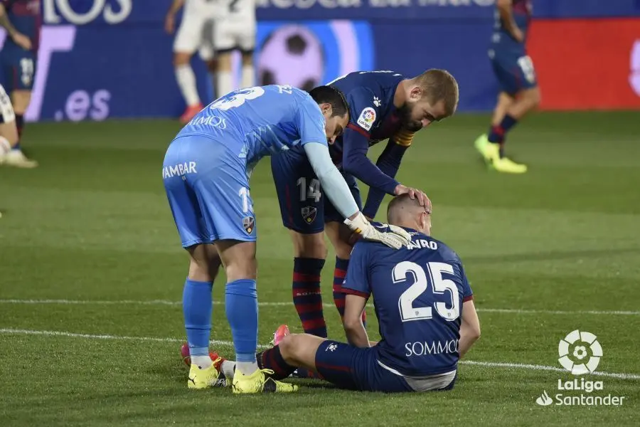 Andr&eacute;s y Pulido apoyan a Vavro en el partido contra el Osasuna. | Foto: LaLiga
