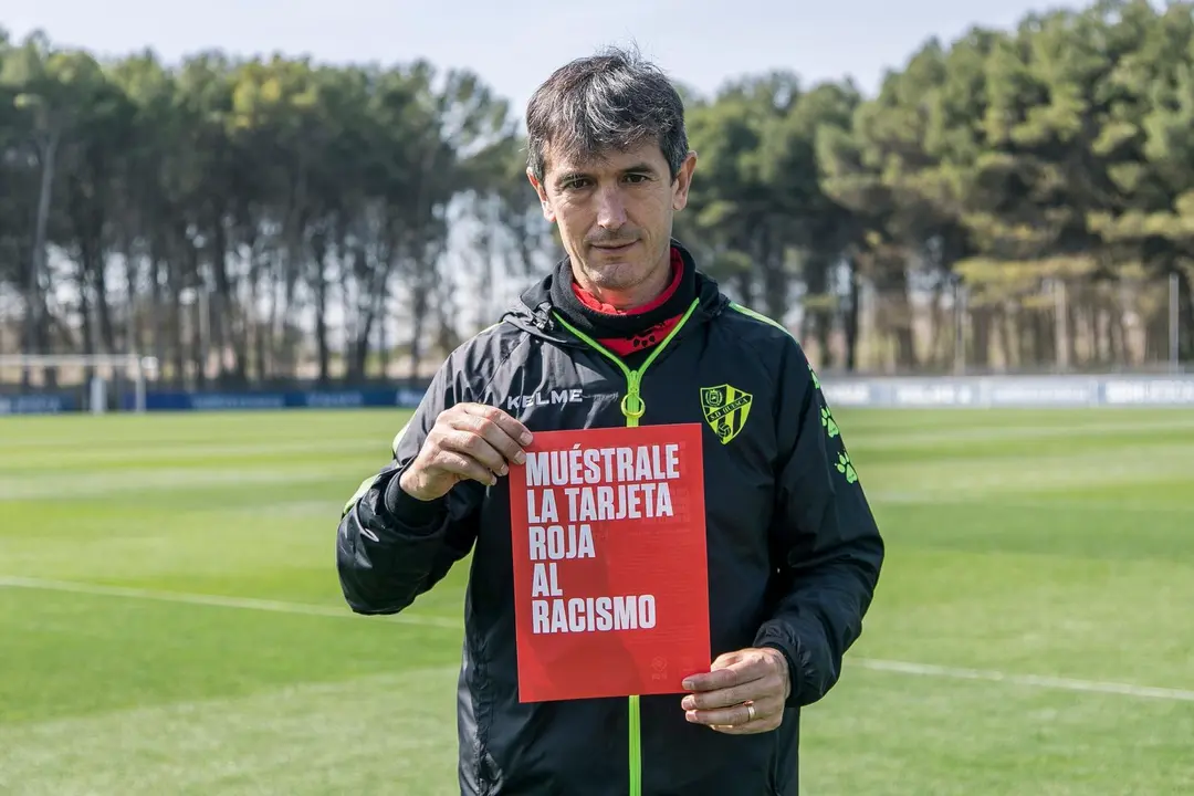 Pacheta con un cartel contra el racismo. | Foto: SD Huesca