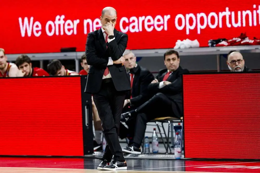 Sergio Hern&aacute;ndez observa preocupado el partido. Foto: FIBA