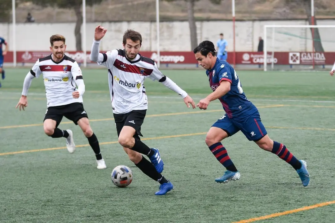 Duelo en el &uacute;ltimo encuentro entre el CD Teruel y la SD Huesca B. | Foto: CD Teruel