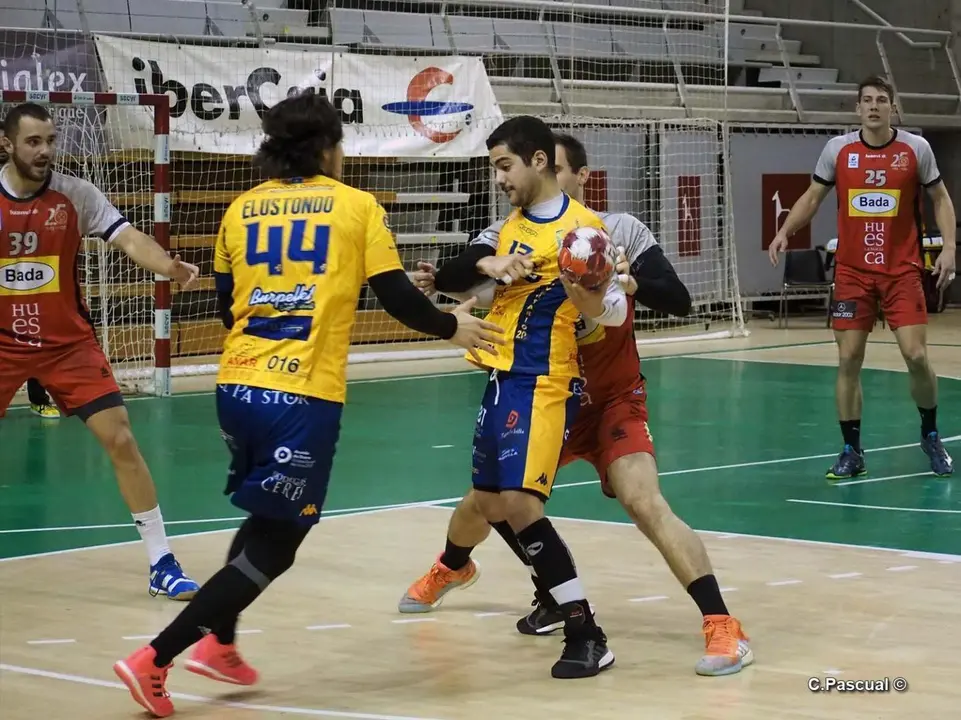 Rodrigo Benites aplic&aacute;ndose a fondo para cerrar el ataque de un jugador de Aranda. Foto: C.Pascual
