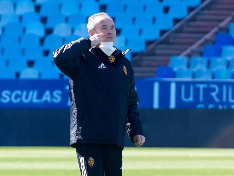 Juan Ignacio Mart&iacute;nez da instrucciones a sus jugadores en un entrenamiento en La Romareda. Foto: Real Zaragoza