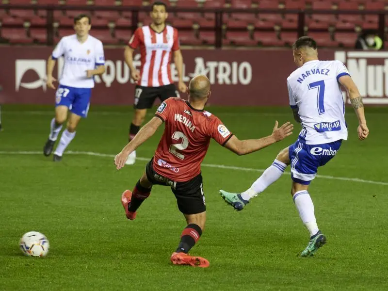 Narv&aacute;ez marca a pase de Zapater. Foto: Real Zaragoza