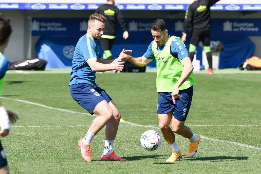 Ontiveros luchando con Pedro L&oacute;pez. | Foto: SD Huesca