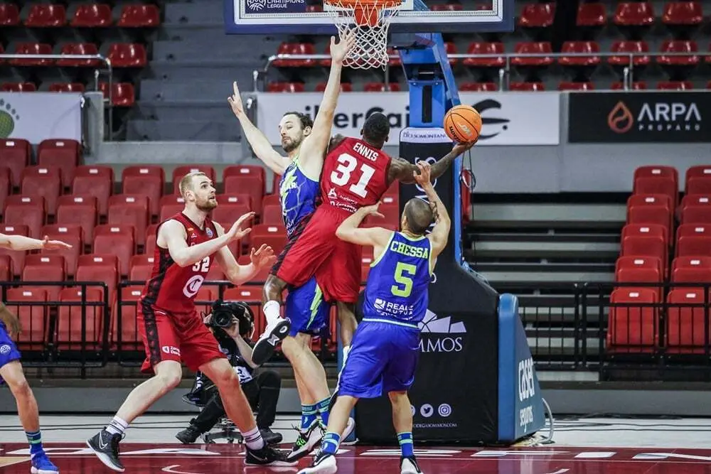 Dylan Ennis busca un complicado lanzamiento en un duelo ante Sassari. Foto: Esther Casas/FIBA