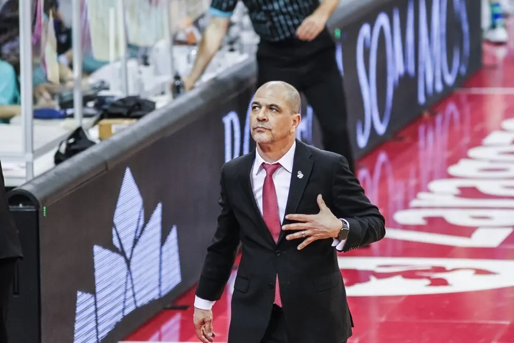 Sergio Hern&aacute;ndez fija su mirada en el marcador del Principe Felipe. Foto: FIBA