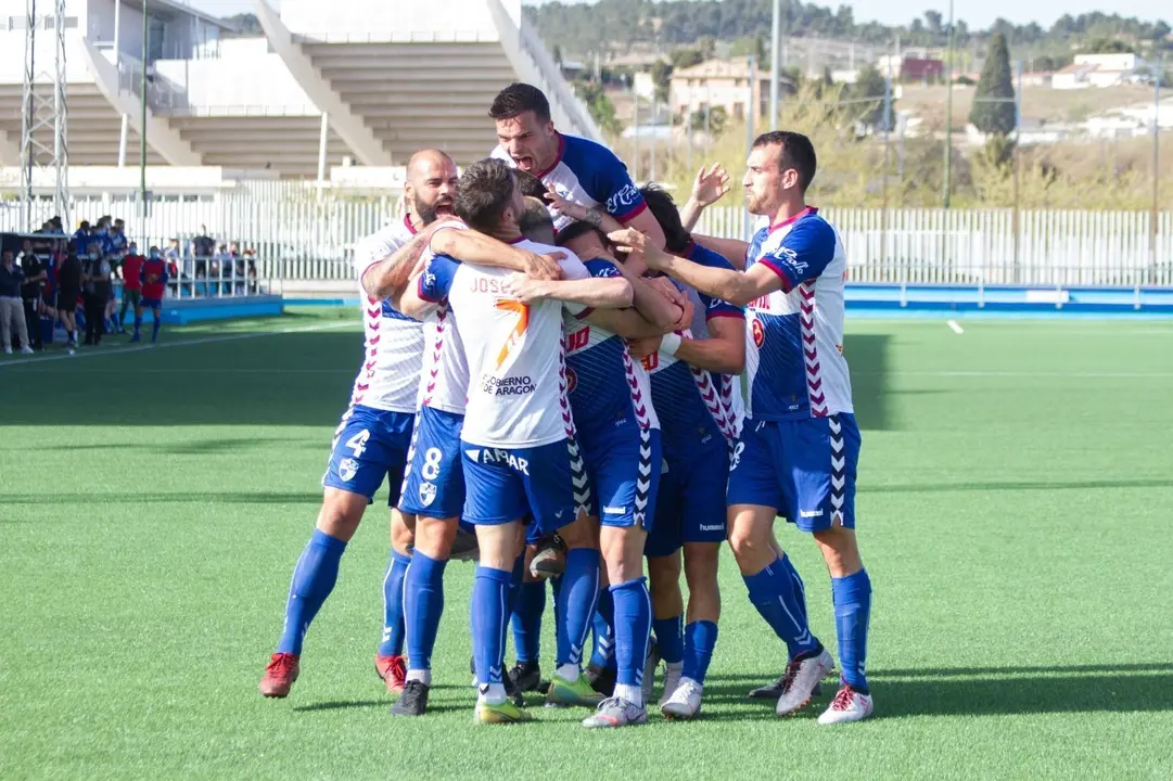 Los jugadores del CD Ebro celebran la victoria ante el CD Izarra. Foto: CD Ebro
