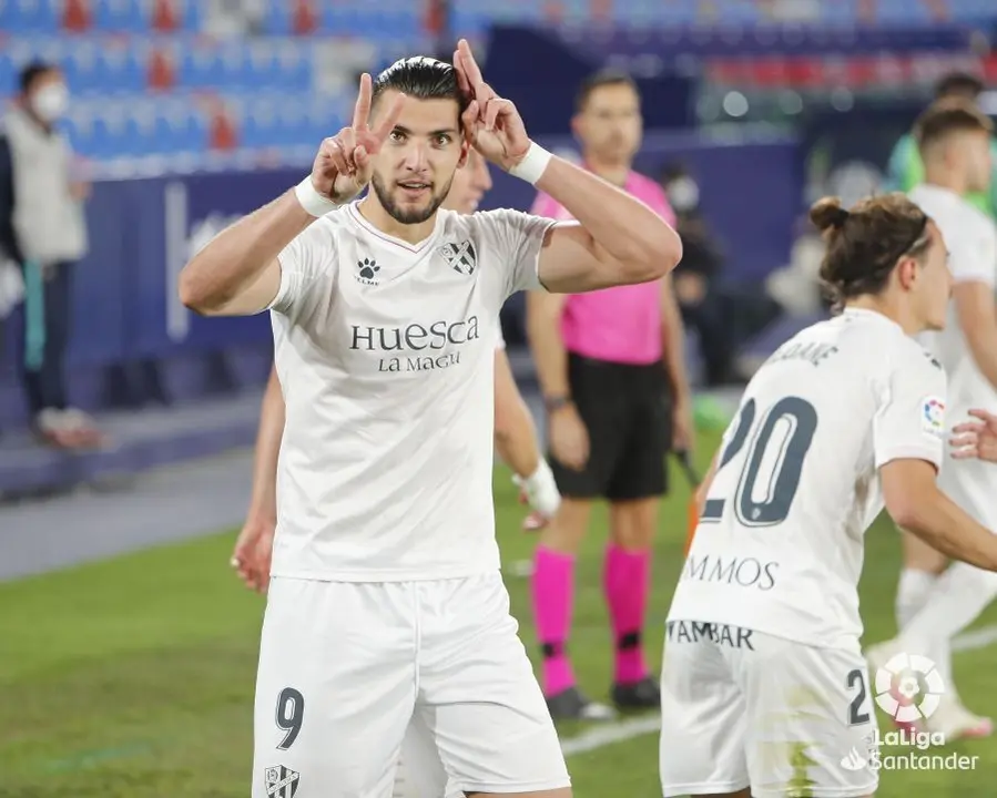 Rafa Mir, bigoleador del Huesca contra el Levante. Foto: LaLiga