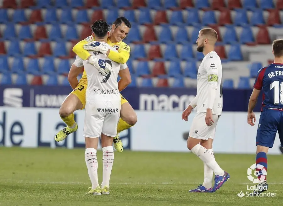Andr&eacute;s Fern&aacute;ndez y Rafa Mir se abrazan tras conseguir el triunfo ante el Levante cuando ambos equipos se midieron en Primera | Foto: LFP